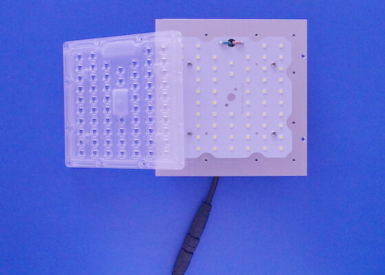 acheter degré 130-140LM/W du module 80x150 de lentille de rangée de PC de 64LEDs 50W fabrication en ligne